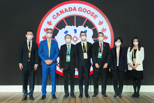 Canada Goose加拿大鹅进博会展馆开馆仪式，从左至右：Canada Goose加拿大鹅中国区财务及运营副总裁陈晓明；加拿大驻上海副总领事兼商务主任Alexandre Cérat；上海市静安区委副书记、区长王华；Canada Goose加拿大鹅中国区总裁李子厚；加拿大驻上海总领事 Dave Murphy；上海市静安区商务委员会主任沈虹；Canada Goose加拿大鹅中国区市场营销与传播副总裁刘姿玗