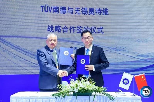 TUV南德大中华区工业产品部高级经理李太伟与奥特维联合创始人、副总经理李文签署战略协议