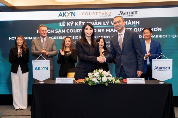 Ms. Tiffany Nguyen Thi Minh Thu, CEO of AKYN Hospitality Group and Mr. Gautam Bhandari, Regional Vice President, Hotel Development, Asia Pacific, Marriott International