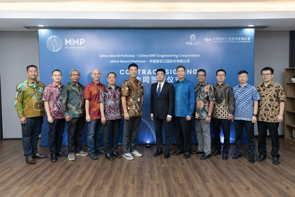 Left to Right: A Jia Kebu, Chief Representative of BUJKA Edmund Tan, Director of MMP Ciho D. Bangun, Director of MMP Sendy Greti, CEO of MMSGI Yoga Susilo, Founder of MMSGI Andrew Hidayat, Founder of MMSGI Liu Cheng, Chairman of the Board of China ENFI Adhi Mustopo, President Director of MMP Achmad Zuhraidi, Director of MMP Sun Haikuo, Deputy Director of International Business Xu Xiaofeng, Deputy Director of Metallurgy & Chemical Department Ma Yuanshun, Deputy Director of Project Management