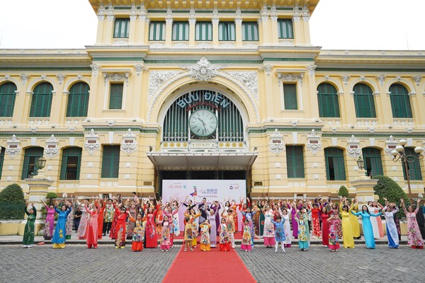 An inspiring activity about Ao dai occurred in November at the City Post Office