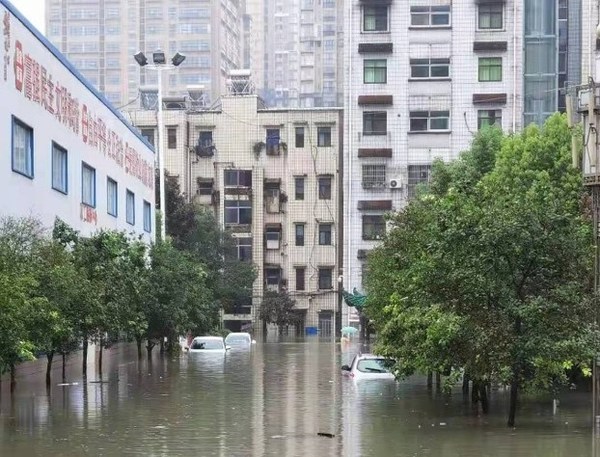 暴雨致道路积水严重 车辆房屋被淹