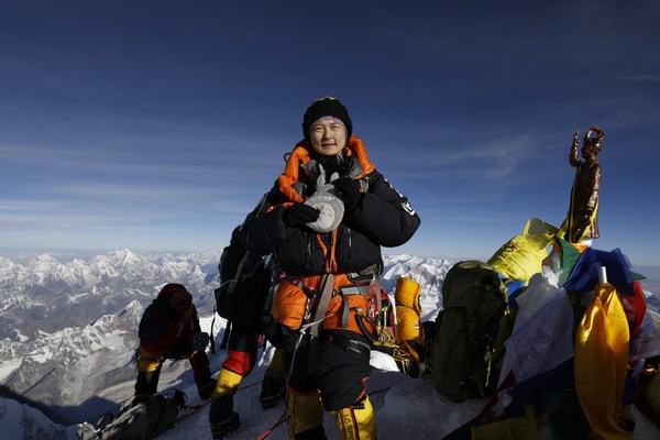 最快速度连登洛子峰及珠穆朗玛峰的女性