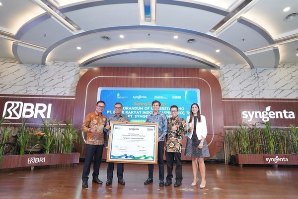 Left to right: Amam Sukrianto, Director of Small and Medium Business of BRI; Agus Noorsanto, Director of Institutional and Wholesale Business of BRI; Kazim Hasnain, President Director of PT Syngenta Indonesia; Ronnie Keh, Director of PT Syngenta Indonesia; and Rafaela Arancibia - NFE Omnichannel & Customer Experience Lead Asia Pacific of PT Syngenta Indonesia