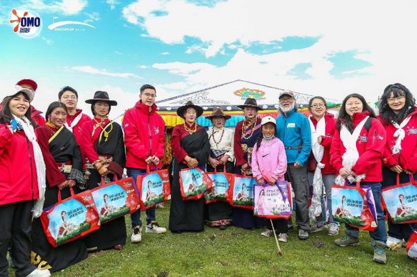 给当地牧民送上奥妙产品