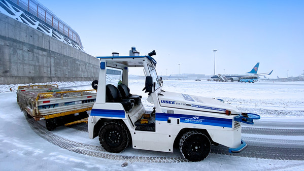 驭势科技无人驾驶行李牵引车在冰雪气候下运营