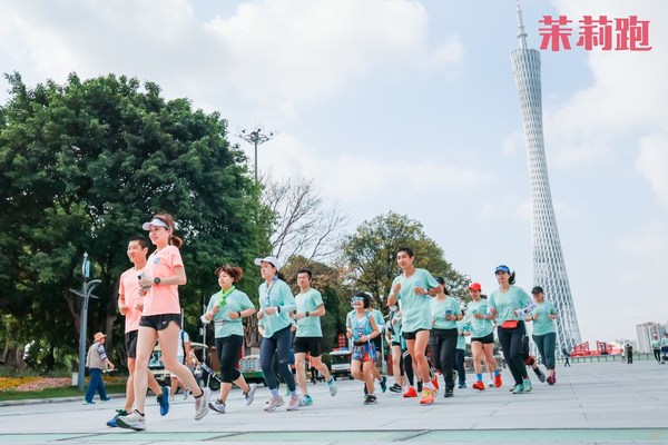 近200名跑友通过两场活力满满的朝阳跑尽情为爱奔跑，进一步提升了对女性“两癌“的防治意识