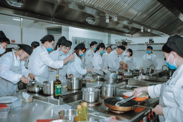 学生学习烹饪意大利料理