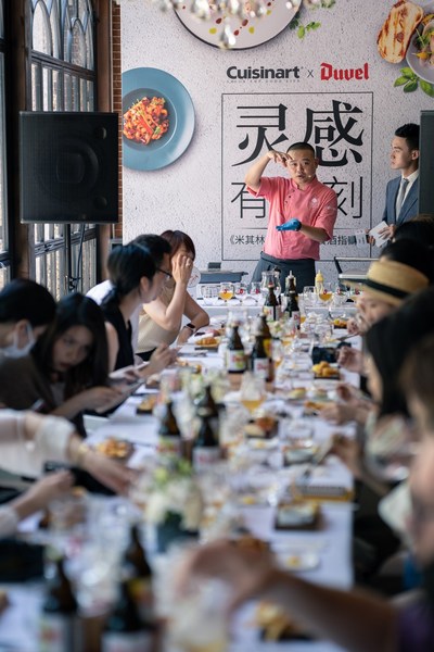 品鉴会现场，美食博主品尝美食美酒