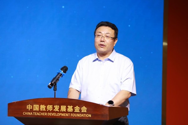 中国教师发展基金会秘书长宋家乐主持仪式