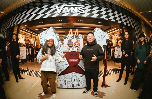 Vans 三里屯全新门店开业仪式 威富集团业务副总裁及 Vans 中国区总经理 曹炜先生（右位置） Vans 亚太区市场营销副总裁 Emma LIU 女士（左位置）