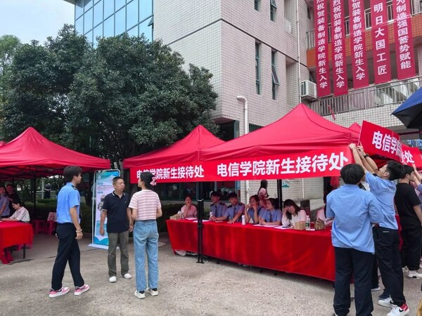 9月，海科职教共建的、位于多省市的产业学院陆续开学。图为湖南高速职业技术学院迎新现场。