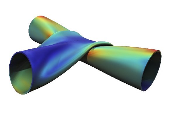 在COMSOL (R) 6.1 版本中使用新方法进行接触分析。仿真结果显示了两个金属管的应力和变形。