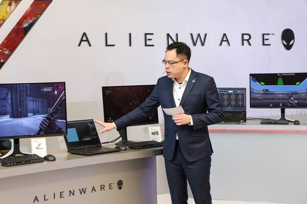 戴尔中国ALIENWARE外星人高级产品经理廖奕胜介绍全新ALIENWARE m16 R2升级性能